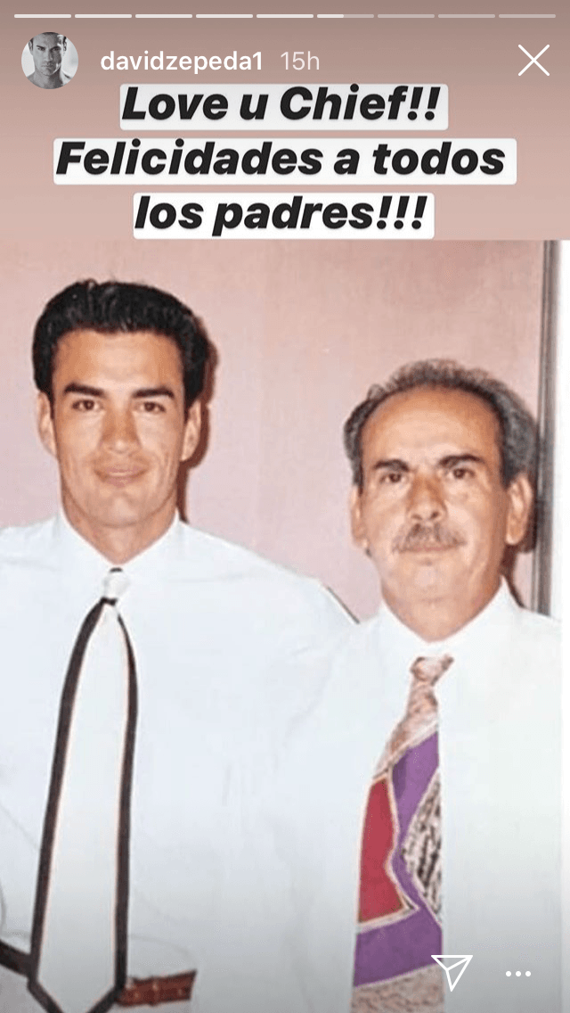 "Te amo, jefe", escribió en la imagen donde aparece de joven al lado de su padre, con quien en escasas ocasiones se le había visto. 
<br>