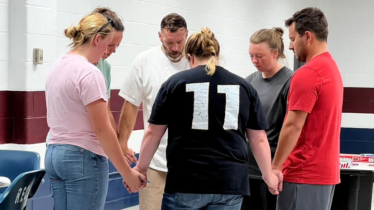 Lance Shockley, Summer Shockley y otros familiares rezando en el Centro Correccional Potosí en 2025.