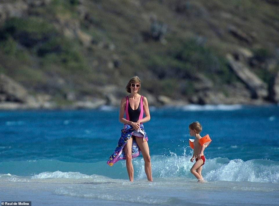 En la isla de Necker, parte de las Islas Vírgenes Británicas y propiedad del multimillonario Richard Branson, El Gordo capturó esta instantánea de la fallecida Lady Di en la playa junto a su hijo, el hoy célebre príncipe Harry.