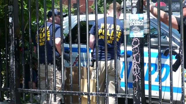 Durante la investigación, los oficiales encontraron dispositivos explosivos sin detonar, similares a M-80, en tres vehículos adicionales cerca de los automóviles carbonizados.