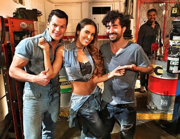 ¿Te gusta el uniforme de mecánica de 'Cindy'? Sara Corrales posa con dos de sus ayudantes.