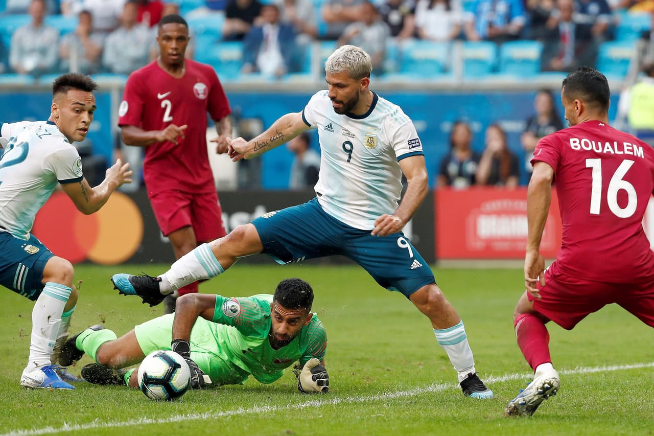 Antes de terminar el primer tiempo, Sergio 'Kun' Agüero (centro) no pudo rematar en busca del segundo gol argentino.