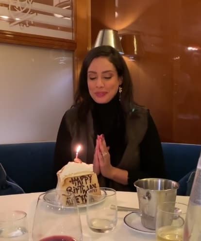 Cuando se llegó el día de su cumpleaños no perdió la oportunidad de pedir un deseo al apagar la velita de la gran rebanada de pastel, ¿será que pidió convertirse en mamá?