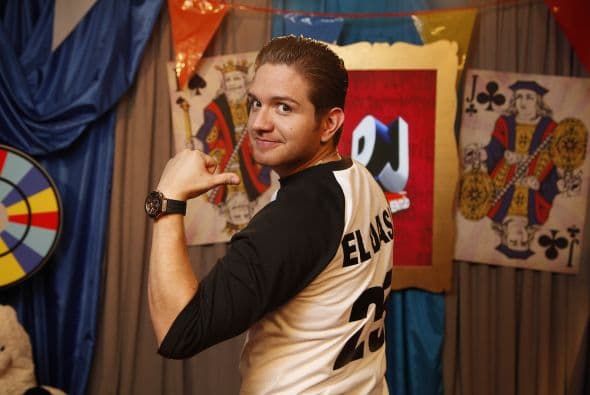 El cantante grupero regaló una de sus sonrisas y así enamoró.