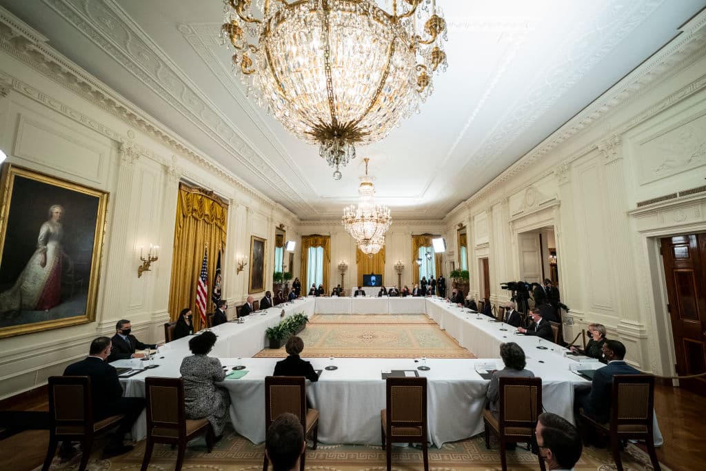 Biden tiene su primera reunión de gabinete, un día después de presentar un plan de infraestructura