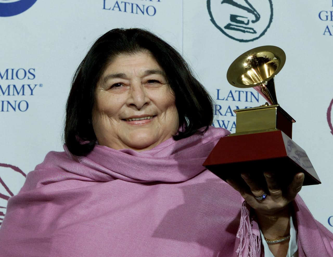 Mercedes Sosa es sin duda una de las grandes voces que formó parte de la música latina, ella murió el 4 de octubre de 2009.