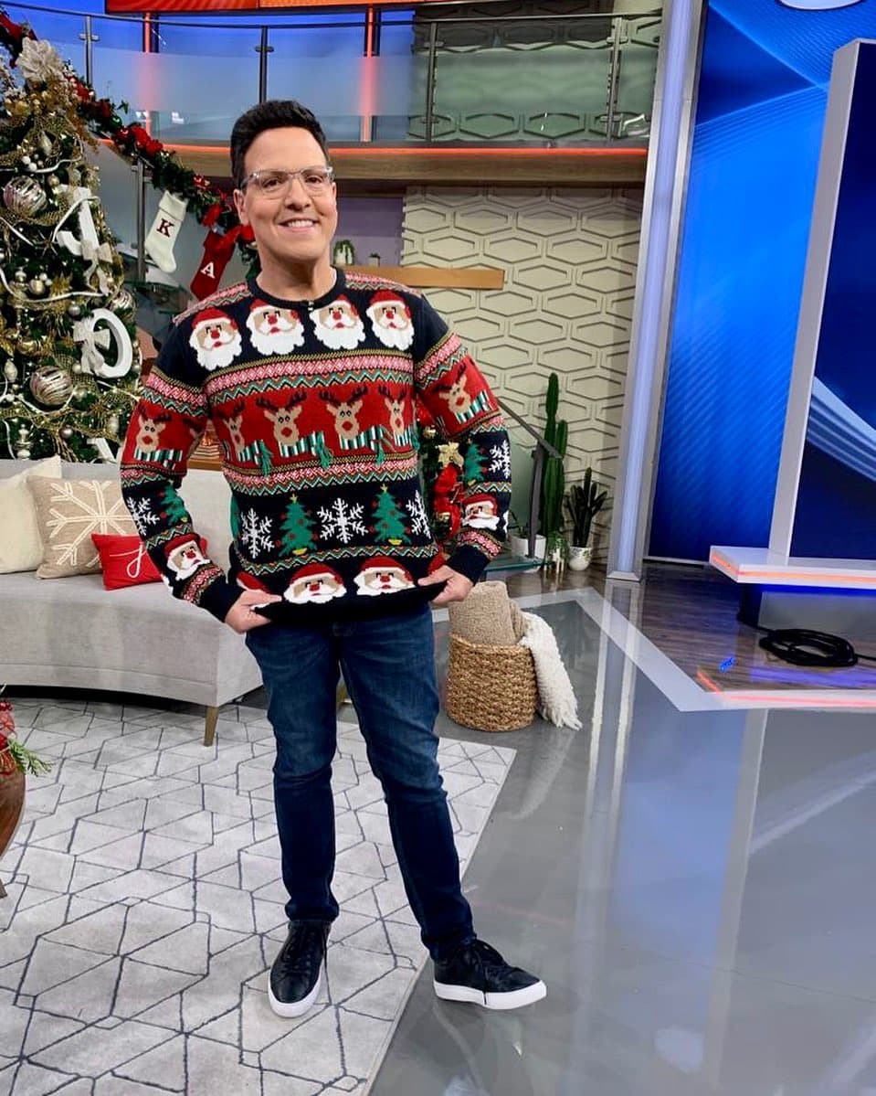 Este 2020 conocimos a un Raúl González más fuerte, decidido, comprometido, y por su puesto, divertido. Así lució en el Día del Suéter Navideño Feo.