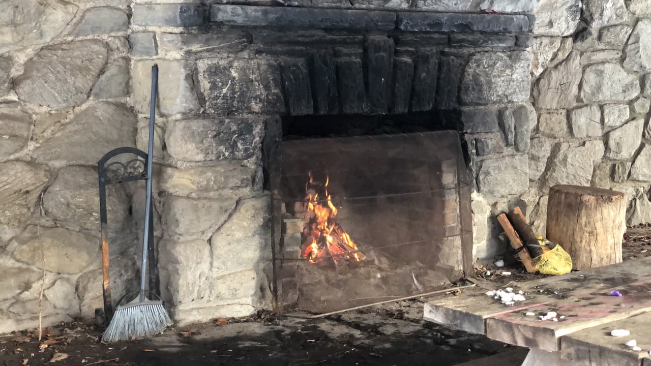 El fuego en la chimenea en el Blue Bell Park era perfecto para detenerse a calentarse antes de continuar el camino. 
<br>