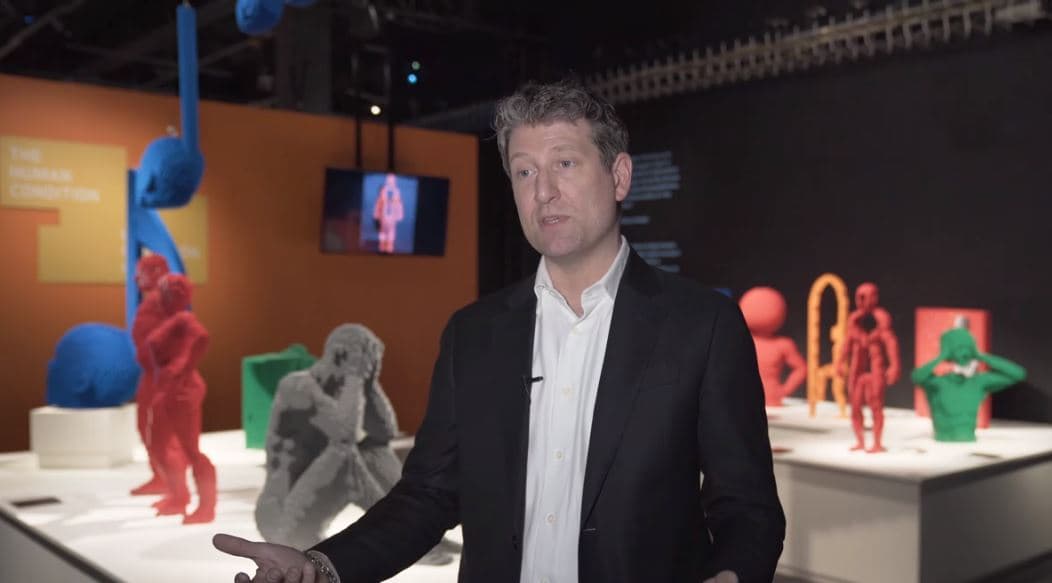 Nathan Sawaya, creó las 100 piezas que ahora los angelinos podrán disfrutar. "Cuando se trata de construir algo con piezas de LEGO, hay mucha ingeniería, matemática, especialmente cuando se trabaja con piezas de gran tamaño" dijo el artista, quien espera que los visitantes se inspiren con su trabajo y "sigan construyendo".