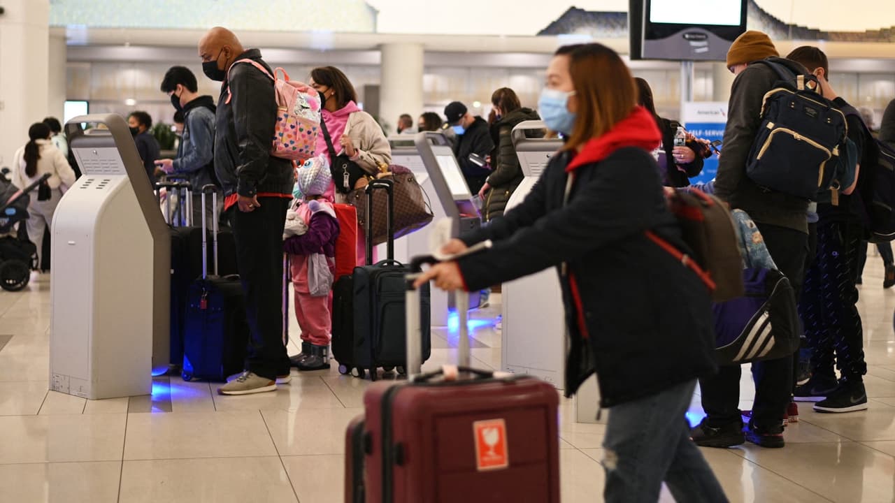 Cómo el cambio en el mandato de uso de mascarillas podría afectar tus vacaciones, según los doctores