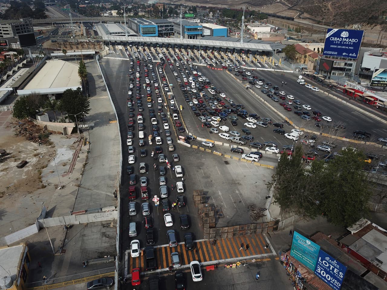 <b>Procesos de asilo agilizados. </b>Las autoridades migratorias estadounidenses aseguraron que trabajan para agilizar el proceso de solicitud de asilo en el puesto fronterizo de San Ysidro. Esta entrada tiene 26 canales para automóviles y dos pasos peatonales que fueron cerrados temporalmente en la madrugada del lunes para a instalación de muros de contención y alambrado.