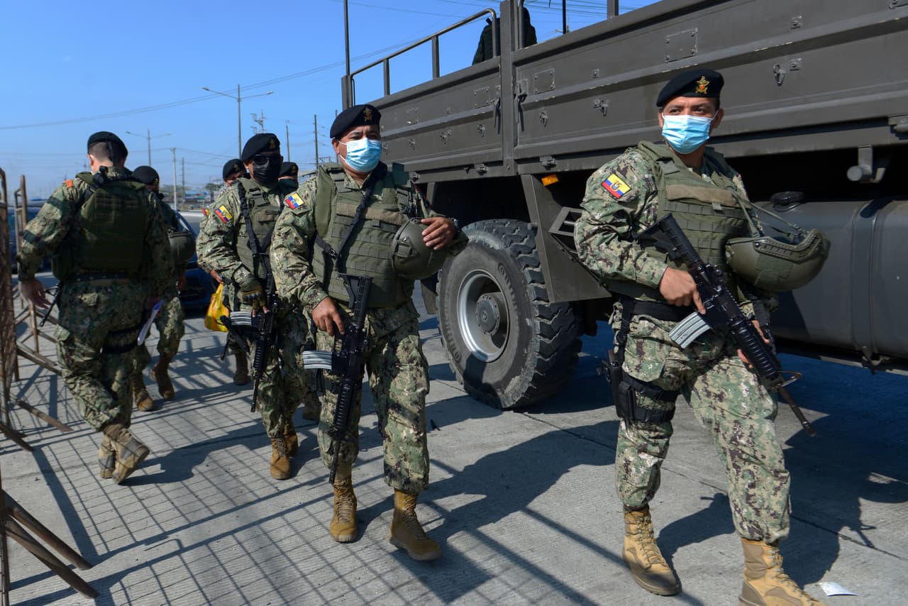 El presidente anunció que militares se encargarán de controlar el primer filtro de ingreso a las prisiones, mientras que policías custodiarán su interior. Hasta ahora civiles entrenados como guías penitenciarios estaban a cargo de la seguridad de los centros. El Gobierno informó que 
<b>78 presos se fugaron del penal de Cotopaxi</b>, tras volar las estructuras blindadas con explosivos, pero
<b> fueron recapturados</b>.