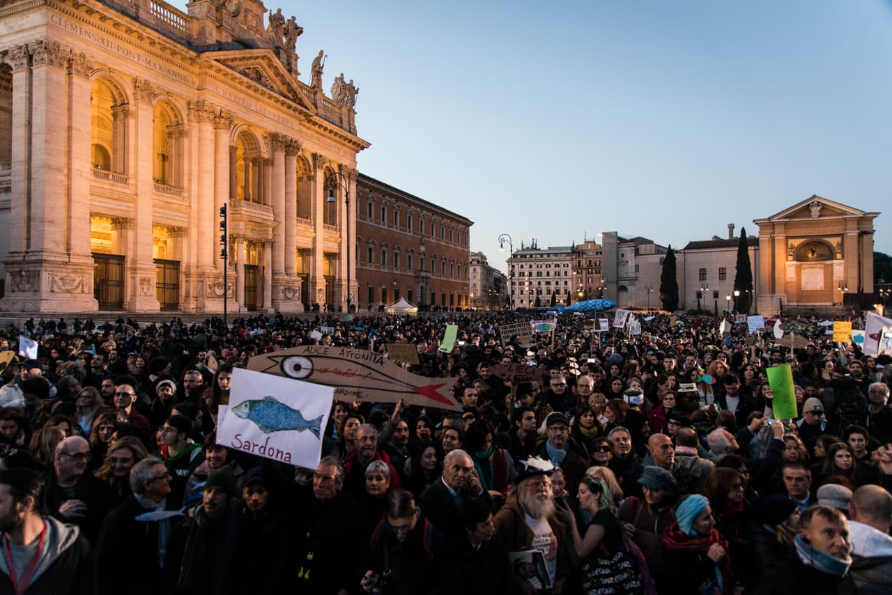 “Estamos conmovidos por lo que está pasando y ver a tanta gente entender el mensaje que estamos tratando de comunicar. La política nos afecta a todos y la plaza es el lugar para ir y discutir y salir de esa visión de túnel de las redes sociales que divide a la gente en vez de construir puentes”, dijo Andrea Garrefa, uno de los cuatro amigos que originaron el movimiento, citado por el diario
<i>The Guardian</i>.
<br>