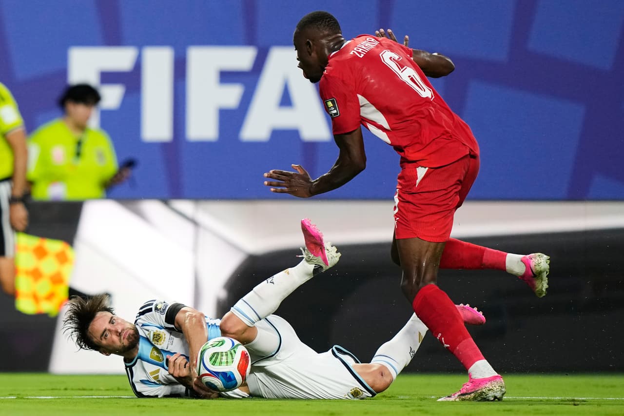 Nicolás Tagliafico, de Argentina (izquierda), cae al suelo tras recibir una falta de Denis Zakaria (6), de Suiza, durante el partido de cuartos de final de la Copa Mundial de Fútbol en Kansas City, Missouri, el sábado 11 de julio de 2026.