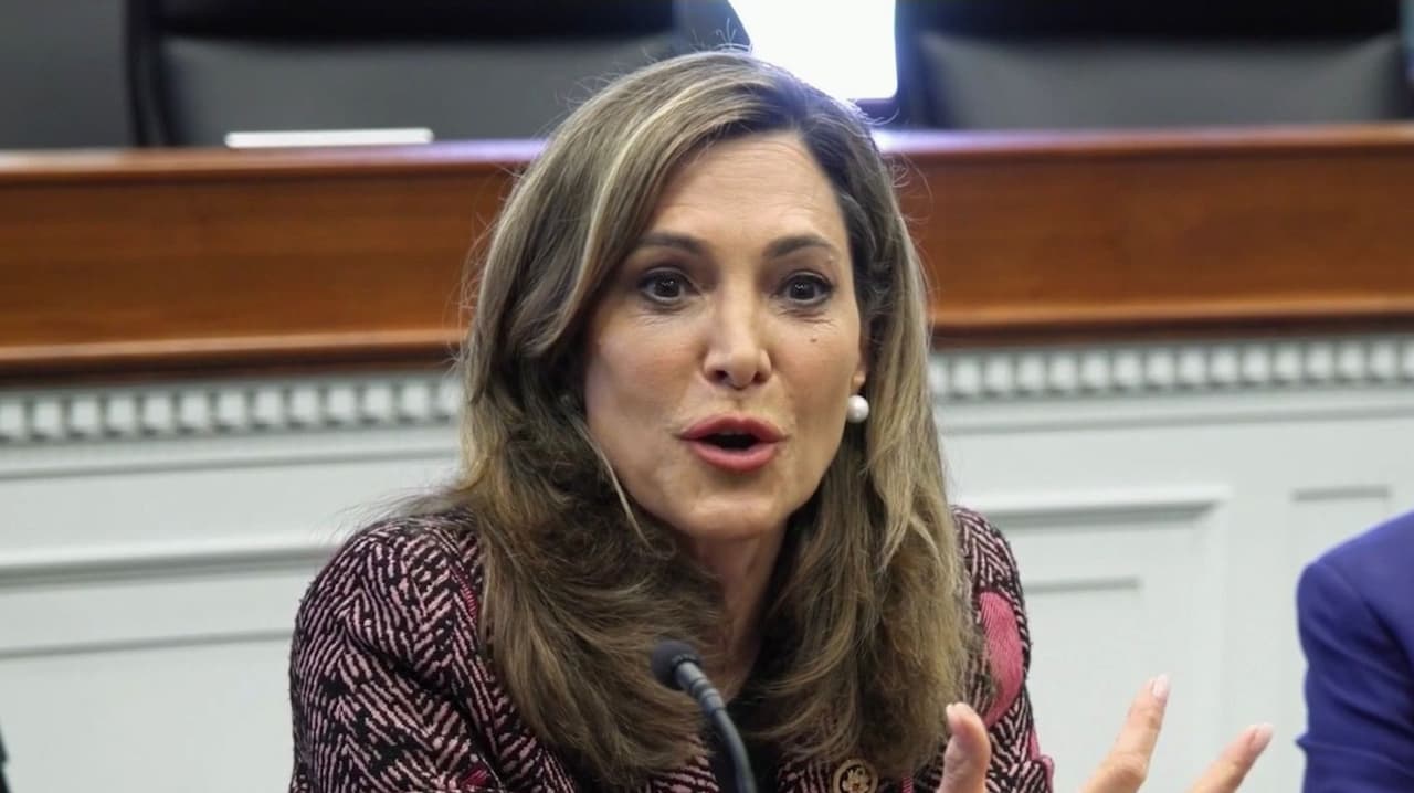 Desde DC, congresista María Elvira Salazar urge aprobar Ley Dignidad ante caída de economía