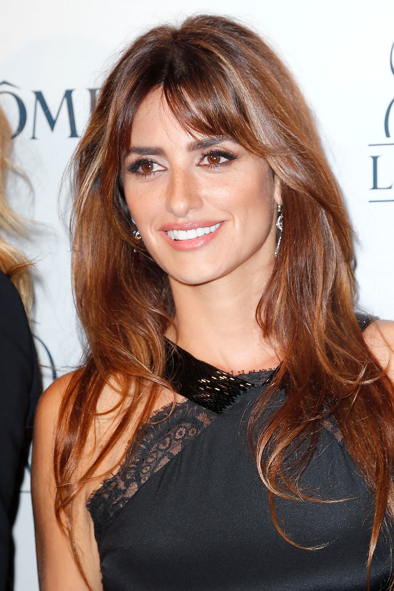 Apareció sonriente tras la repentina muerte de su padre.