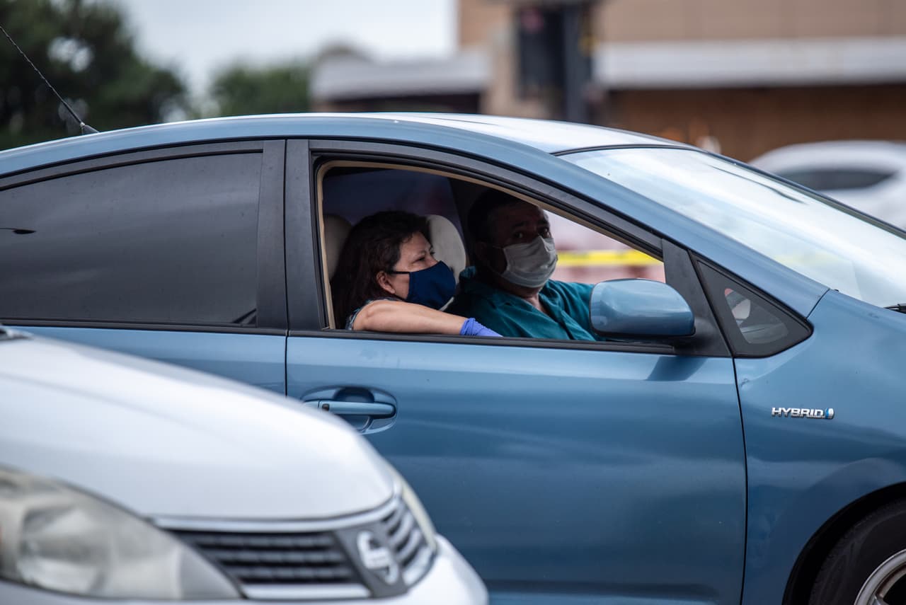 <b>Estas son las nuevas guías de hospitalizaciones por día y las etapas que representan: </b>
<ul>
<li style="box-sizing: border-box; margin-bottom: 10px;">Etapa 1 - 0-4 </li>
<li style="box-sizing: border-box; margin-bottom: 10px;">Etapa 2 - 5-14</li>
<li style="box-sizing: border-box; margin-bottom: 10px;">Etapa 3 - 15-24 (anteriormente 15-29)</li>
<li style="box-sizing: border-box; margin-bottom: 10px;">Etapa 4 - 25-50 (anteriormente 30-50)</li>
<li style="box-sizing: border-box; margin-bottom: 10px;">Etapa 5 -> 50</li>
</ul>