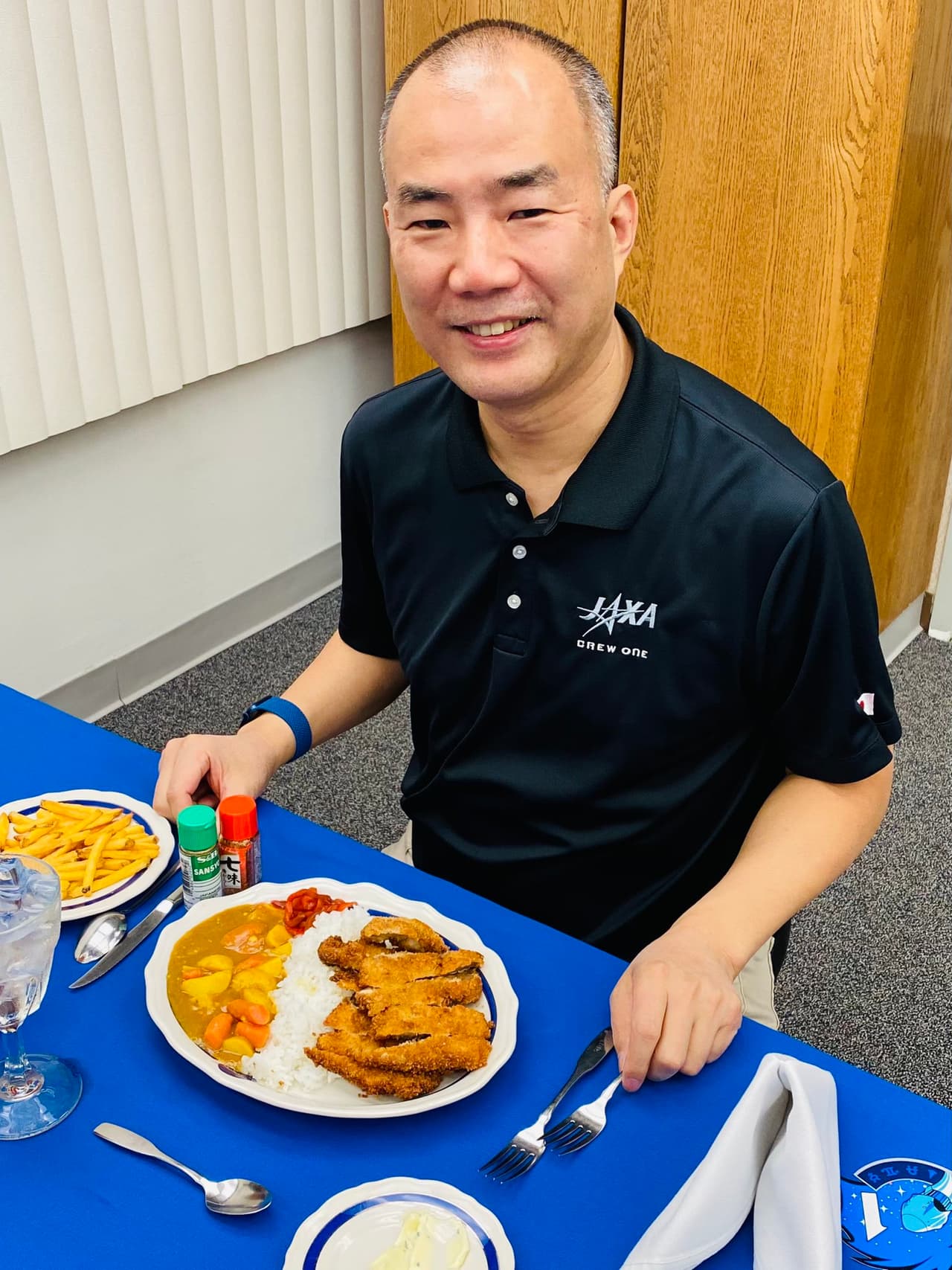 El astronauta Soichi Noguchi comió arroz al curry japonés, muslo de pollo con costra de panko y papas fritas, según mostró en su Twitter.
<br>