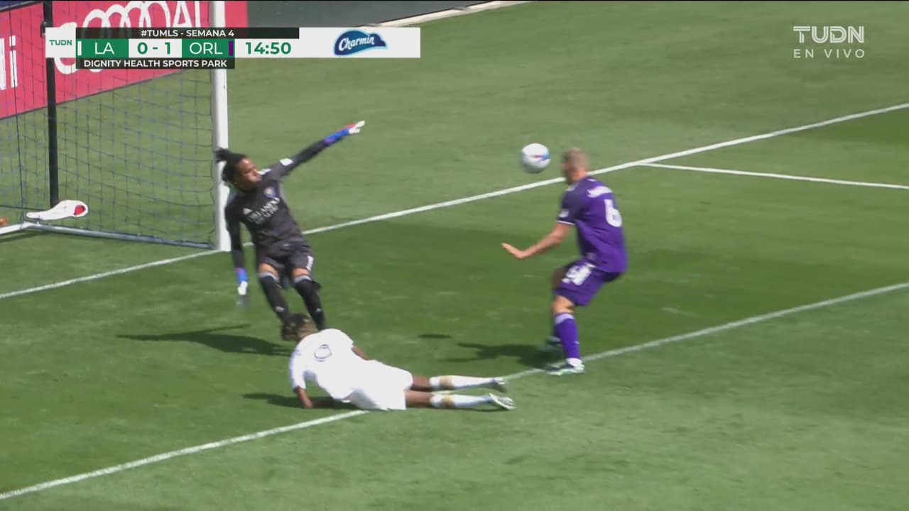 ¡Arruina un golazo! Pantalla de Cabral, Chicharito remata y Gallese salva