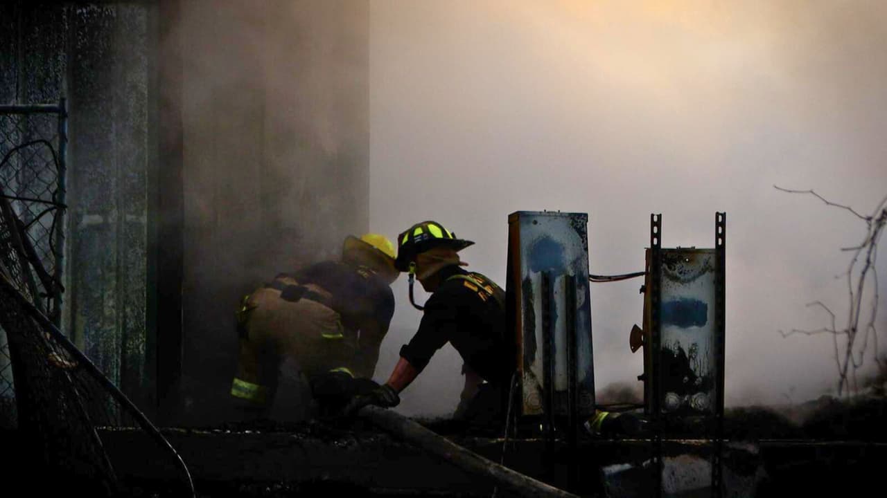 <b>El fuego fue contenido en la madrugada del martes</b>, en un área delimitada por Empire Central, Oakbrook Blvd. y Prudential Dr. Las labores de control incluyeron el uso de maquinaria pesada:
<b>cuatro camiones con escaleras aéreas, para extinguir los restos del incendio.</b>