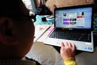 La oficina del Secretario de Estado informa que han rastreado 218 sitios web de impostores asociados con estas estafas y han podido cerrar más de 130 de ellos.