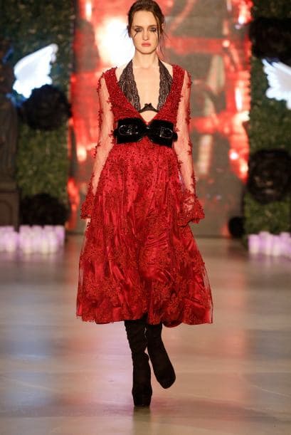 Si eres llenita, aplica un cinturón ancho debajo del busto, así disimularás la pancita.