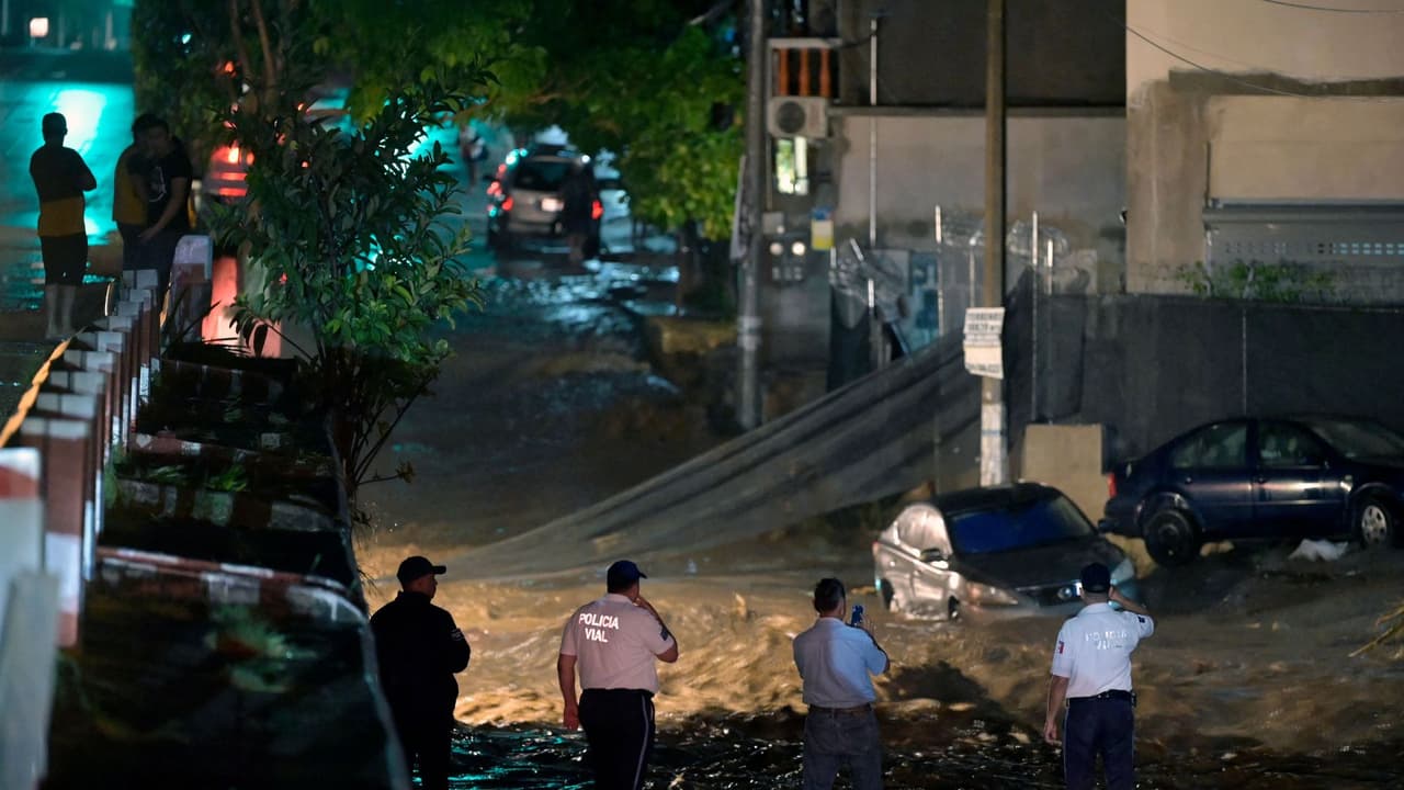 Árboles caídos y calles convertidas en ríos: los estragos que deja el huracán Roslyn tras su paso por México