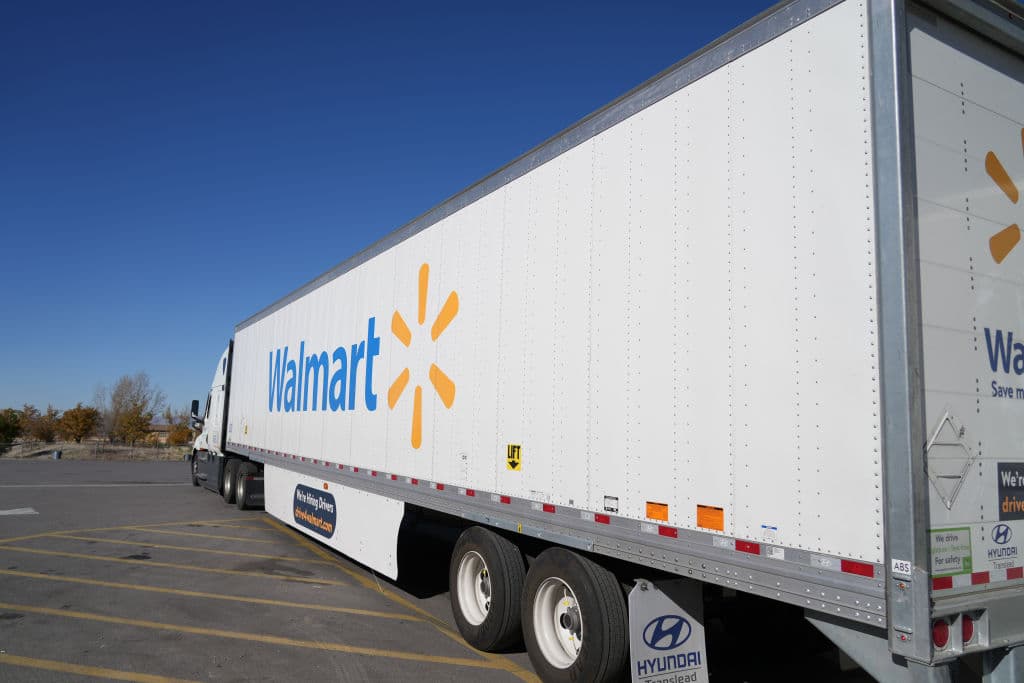 Hasta $110,000 al año para conductores de camiones: Walmart busca combatir escasez de trabajadores