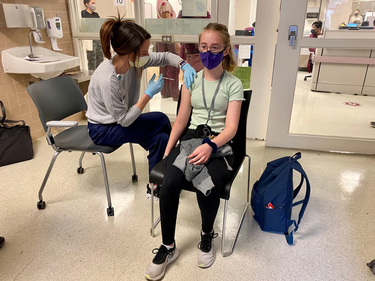 El estudio no encontró casos de coronavirus entre los adolescentes, en comparación con 18 jóvenes, quienes recibieron una vacuna placebo.