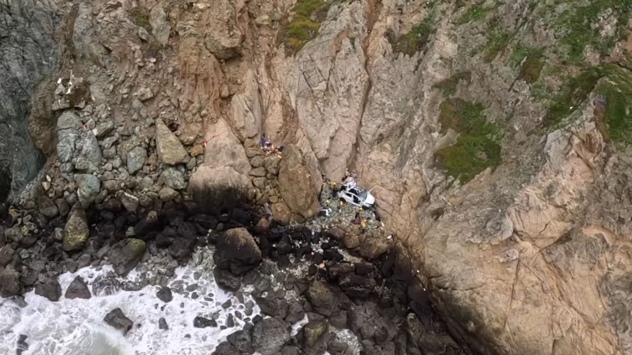 Los rescatistas vieron que alguien movía un brazo y fue así como supieron que había personas con vida en el auto.
<br>