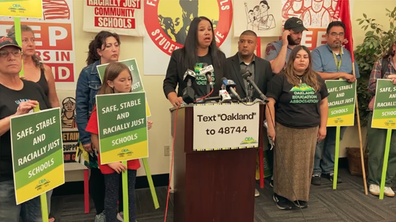Maestros de Oakland votan a favor de irse a huelga