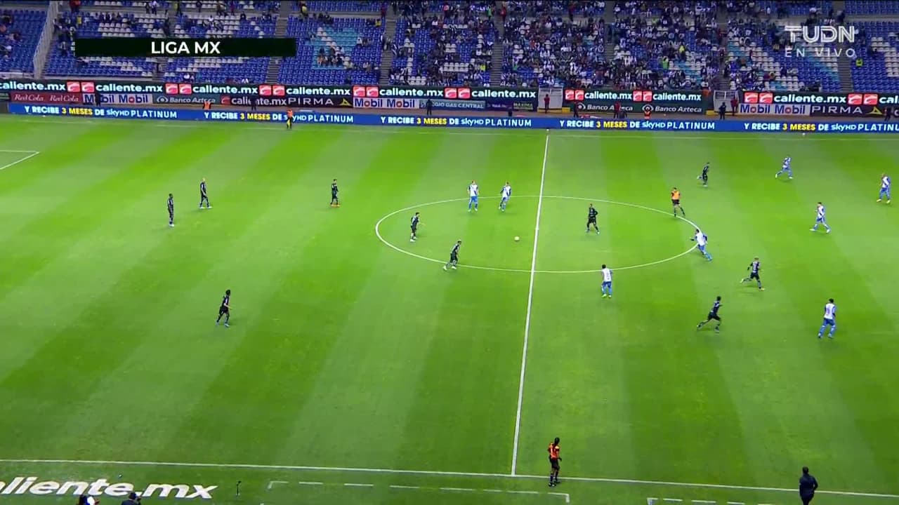 Arranca el partido y la pelota está en juego.