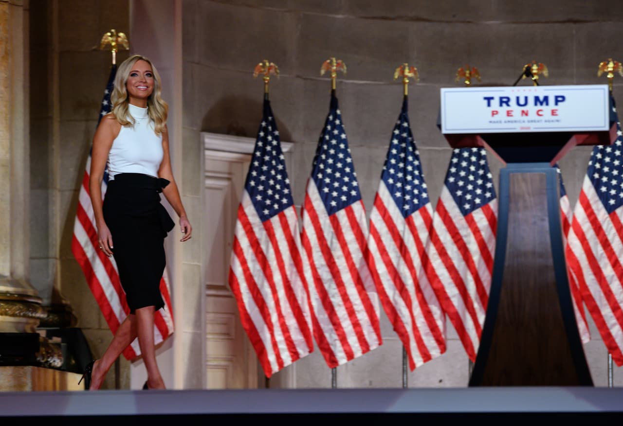 Kayleigh McEnany, la portavoz de la Casa Blanca, aseguró que el presidente Trump apoya a los estadounidenses que padecen enfermedades preexistentes tal como ella, quien decidió someterse a una mastectomía para prevenir el cáncer de seno. Trump ha tratado de desmantelar la Ley de Cuidado de la Salud Asequible que, entre otras cosas, protege a las personas con males preexistentes.