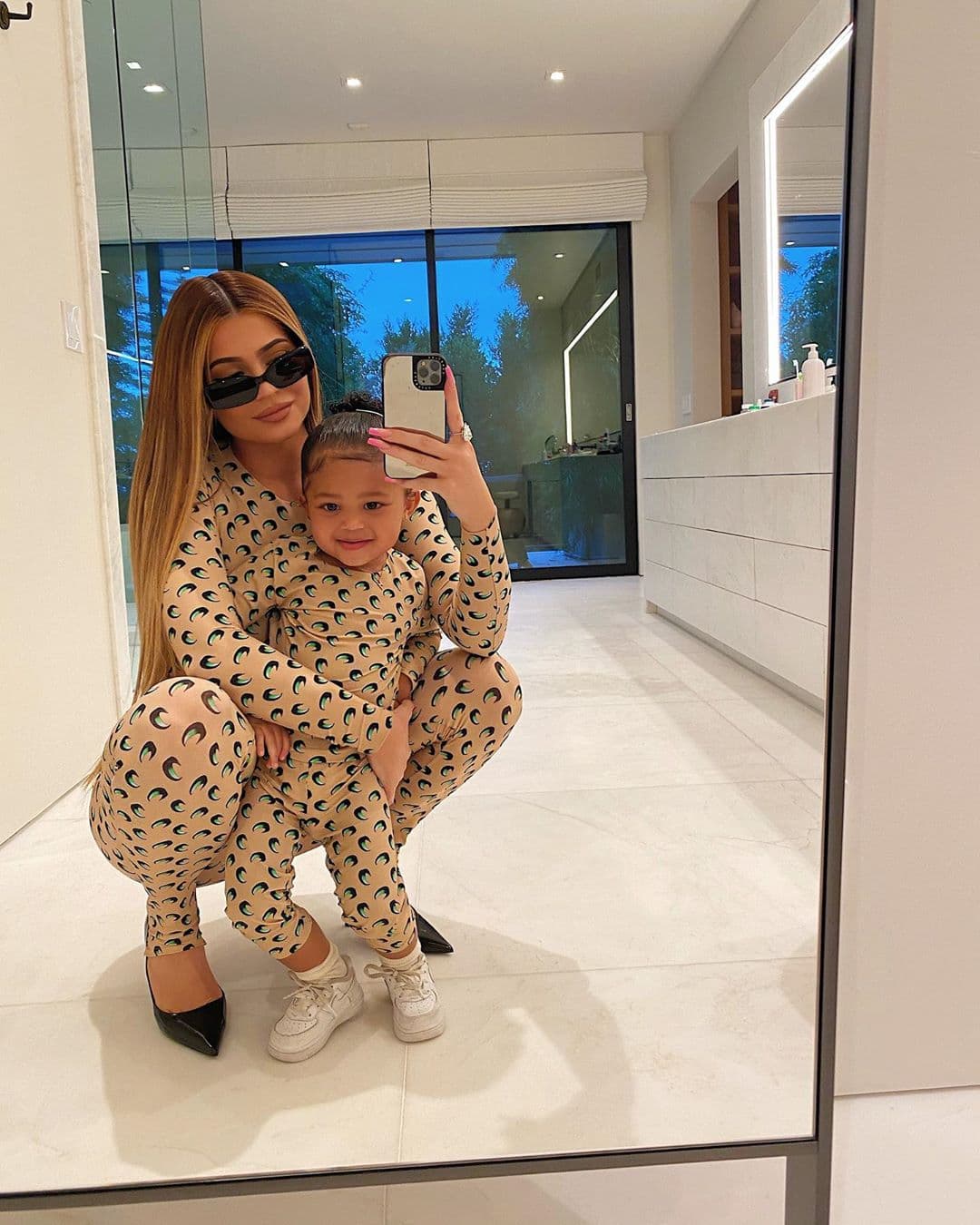 <b>Kylie Jenner y su hija Stormi </b>parecen gemelas luciendo este conjunto completo. "My mini" fueron las palabras que escribió la joven empresaria.