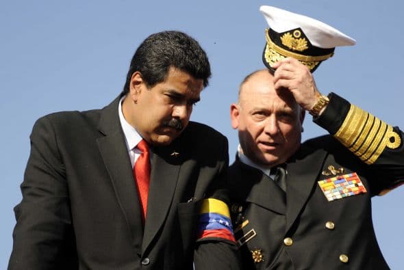 También se menciona al nuevo ministro de defensa, el General Diego Molero (en la foto a la derecha, a la izquierda Nicolás Maduro), pero en forma contraria a Diosdado.