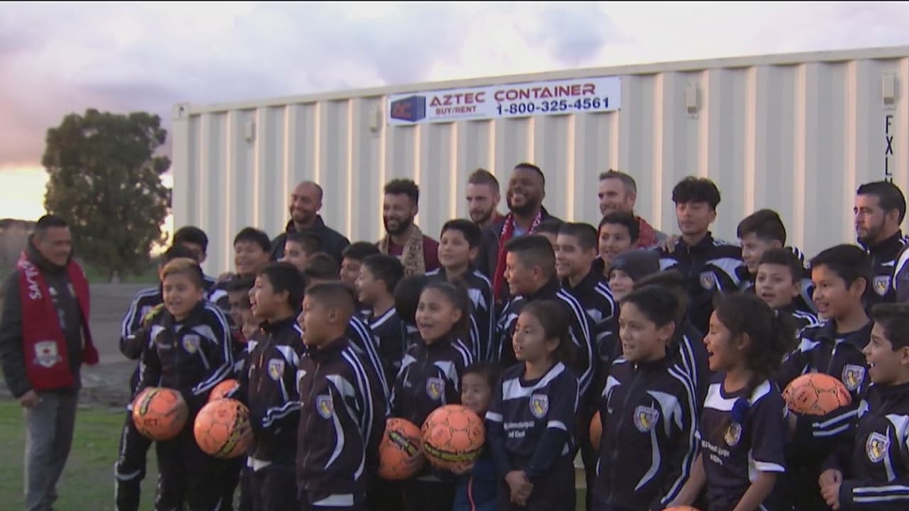Sacramento Republic regala uniformes y equipo a club juvenil que fue víctima de robo