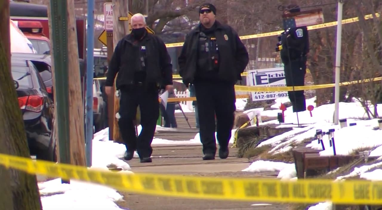 Según la policía, 
<b><a href="https://www.univision.com/local/philadelphia-wuvp/una-escena-espantosa-madre-asesina-a-sus-2-hijas-disparandoles-en-la-cabeza">Krisinda Bright</a></b>, de 48 años, llamó a los agentes a su casa el lunes por la tarde y los dejó entrar. El jefe de policía interino, John Deluca, dijo que los agentes encontraron " una escena espantosa" en el interior.