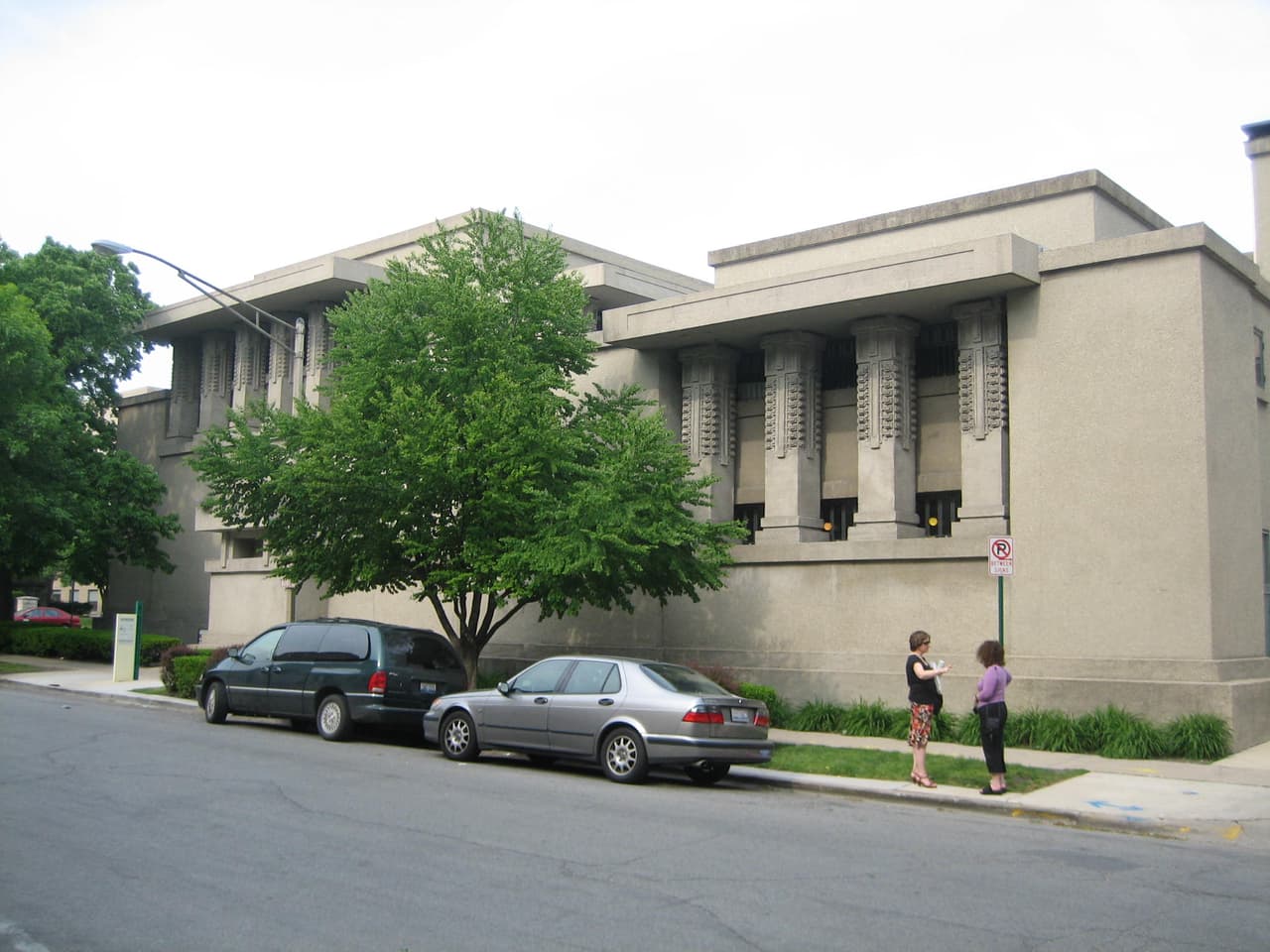 El Unity Temple (1908), ubicado en Oak Park, Illinois, es una iglesia de hormigón considerada por algunos arquitectos como el primer edificio moderno del mundo.