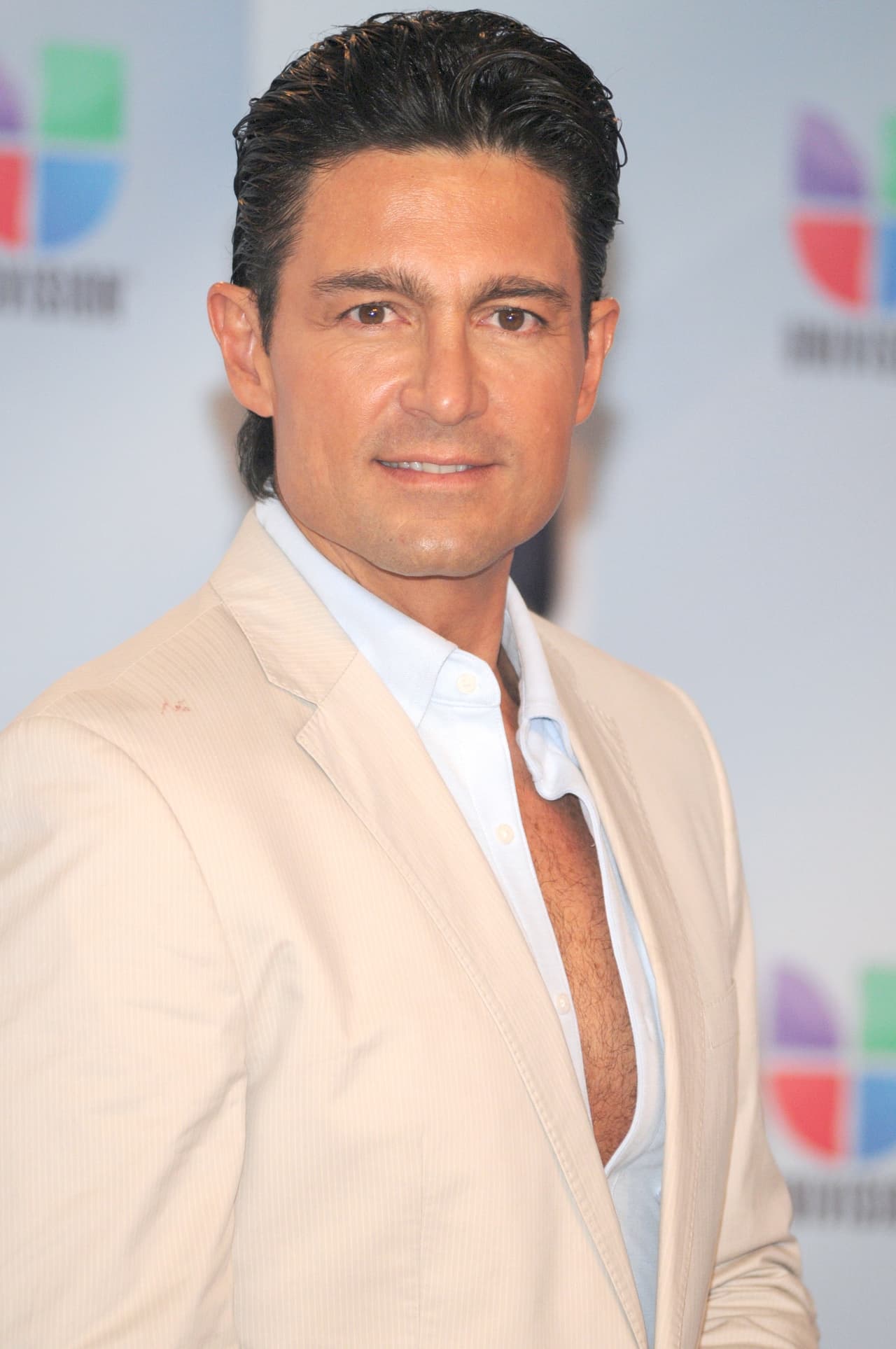 Colunga se tomó un tiempo lejos de la pantalla chica, sin embargo asistía a eventos y premiaciones. En 2002 lo pudimos ver muy contento en los premios juventud.