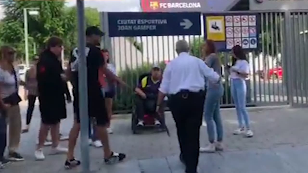 Ronald Araujo  arrolla el pie de una aficionada, el Barcelona le brinda asistencia médica