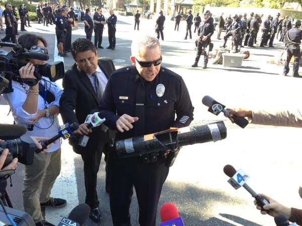 La policía explicó que entre 7 a 8 activistas se ataron a través de un artefacto llamado "sleeping dragon".