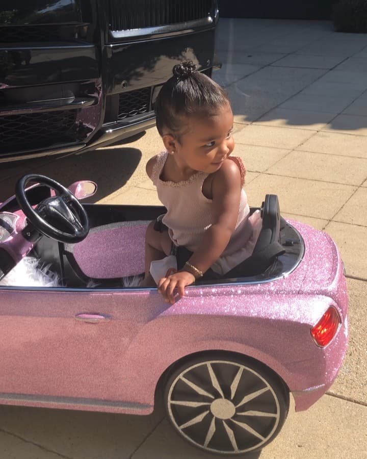 El pasado 6 de julio, a través de su perfil en Instagram, Khloé compartió un clip donde se ve a su hija True a bordo de un auto de juguete.