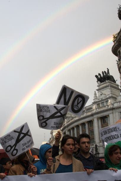 Una larga crisis económica ha provocado efectos devastadores, pues los jóvenes han tomado las calles para protestar contra las medidas financieras.
