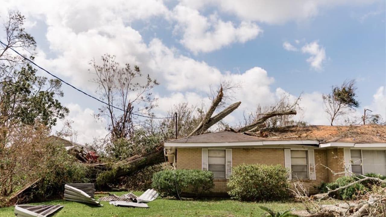 Jessica cuenta que "fue muy duro y tenebroso" regresar a su vivienda en 
<a href="https://www.univision.com/shows/noticiero-univision/decenas-de-hispanos-llegan-a-louisiana-en-busca-de-empleo-en-labores-de-reconstruccion-tras-el-paso-del-huracan-laura-video">Lake Charles, Luisiana</a>, una de las ciudades que más daño causó el huracán cuando tocó tierra como categoría 4. Al tener dos hijos, de 7 y 4 años, los preparó antes de que regresaran a la casa diciéndoles que "las cosas no van a hacer igual".