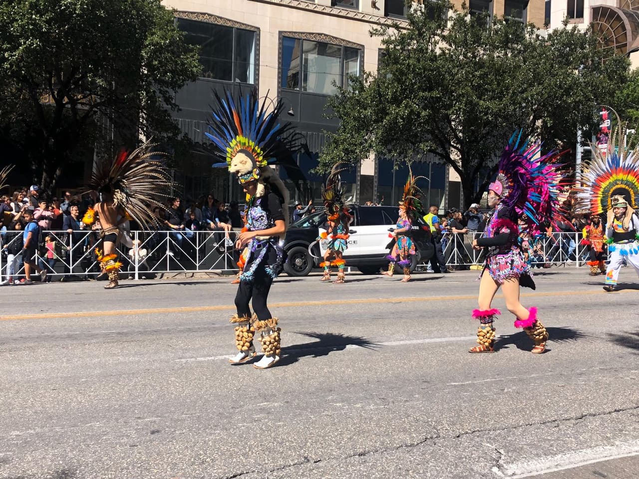 De esas creencias surgió la tradición moderna de conmemorar a los muertos con altares decorados con calaveras de azúcar, flores, fotos, comidas favoritas y otros recuerdos.