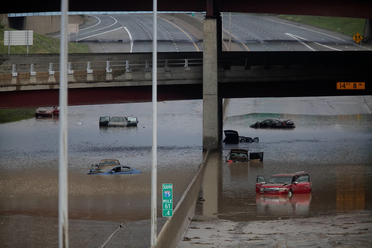 <b>Inundaciones en Michigan y el Noreste </b>(del 11 al 13 de agosto de 2014).
<b> Dos personas murieron</b> y miles de negocios, autos y casas quedaron destruidos en Michigan. En la foto se observa cómo quedó la I-75 en Royal Oak, Michigan. Hogares en el área metropolitana de Detroit sufrieron las peores inundaciones repentinas en décadas, de acuerdo al reporte de la AP. Nueva York y Maryland también se vieron afectados por el temporal. 
<b>Costo estimado: 1,100 millones de dólares.</b>