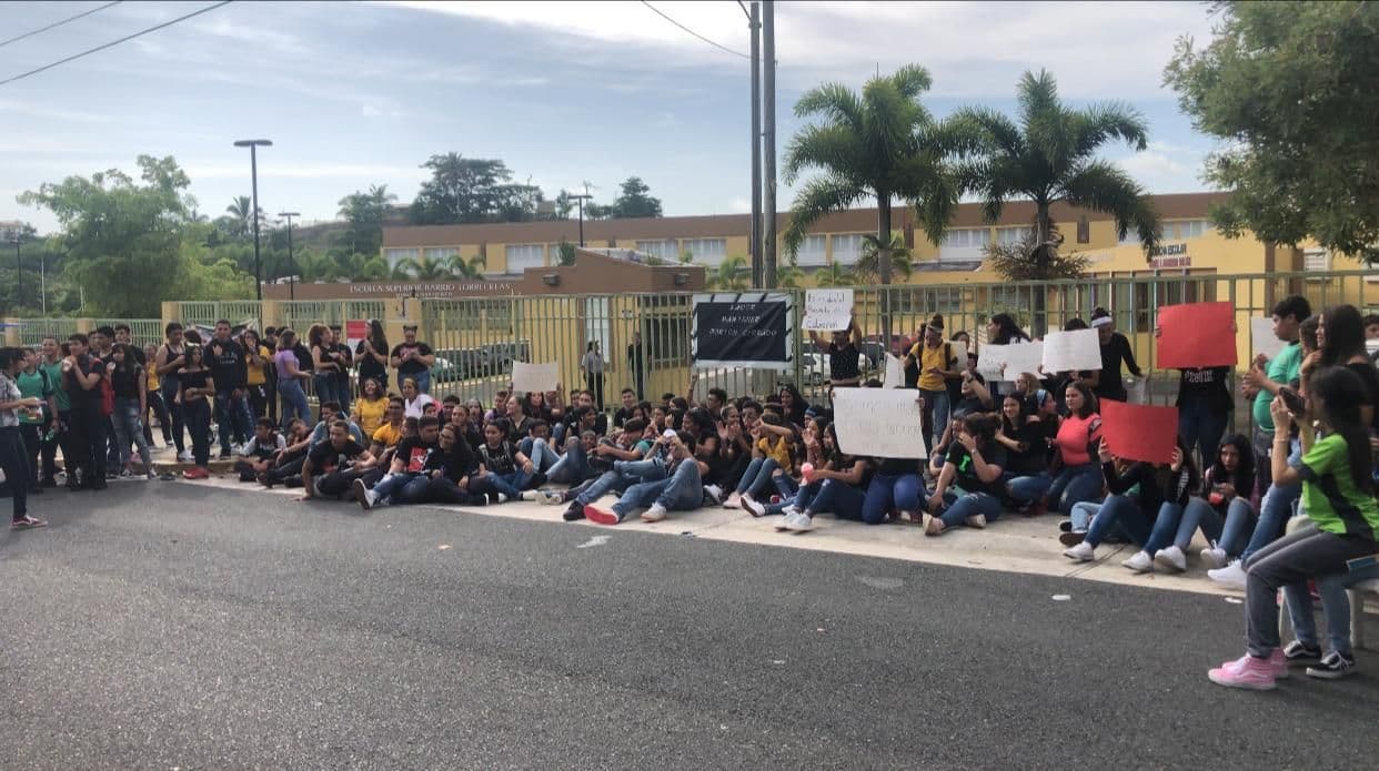 Estudiantes paralizan escuela de Morovis y exigen que se nombren los maestros que hacen falta