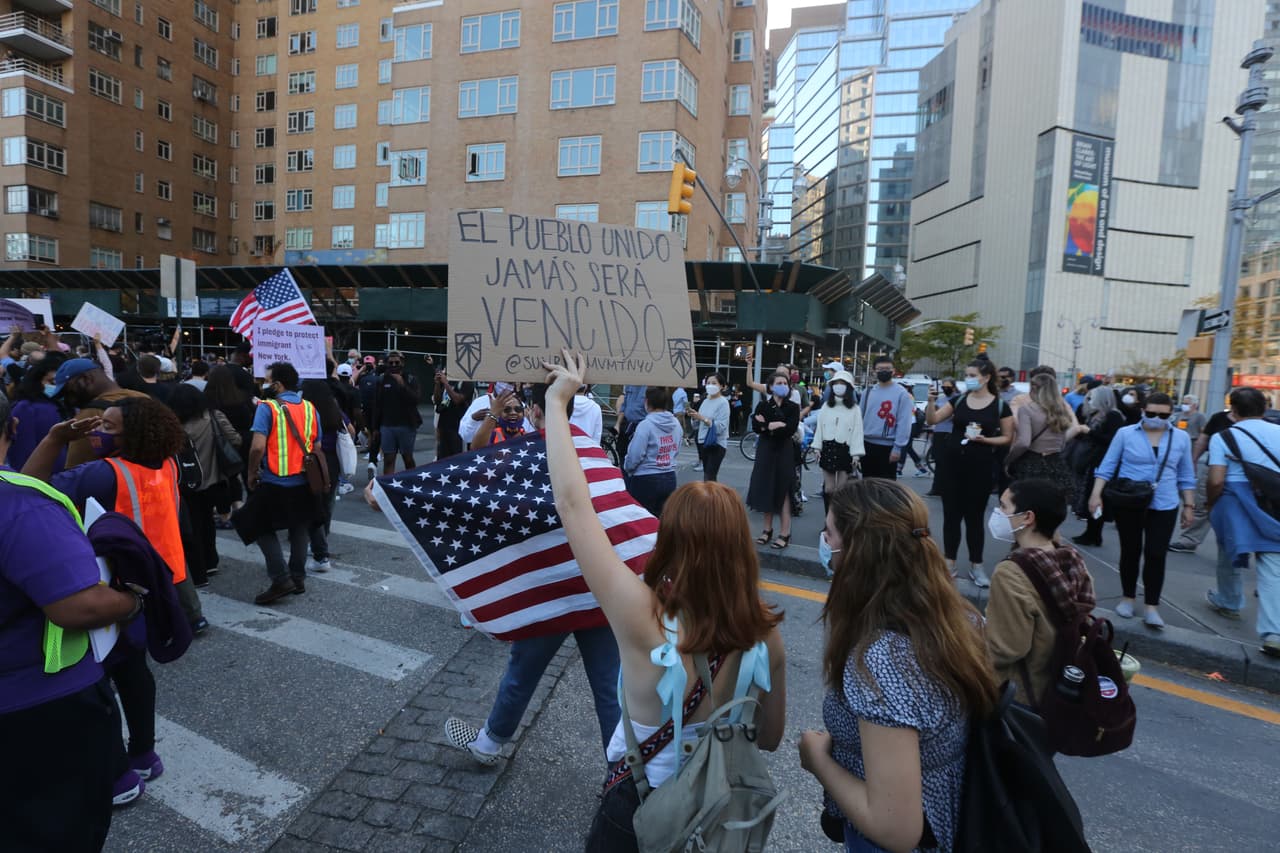 Los latinos también salieron a celebrar la victoria de Biden y marchaban hacia la Trump Tower con una pancarta con el lema 'El pueblo unido jamás será vencido'.