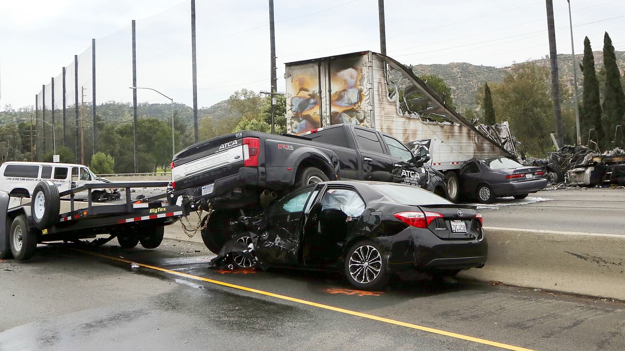El accidente se reportó el 25 de abril poco antes de las 11:00 am sobre los carriles en dirección sur de la autopista interestatal 5 y ocurrió, de acuerdo con los reportes de las autoridades, cuando un automóvil se estrelló contra un camión de carga a la altura de la salida del bulevar Los Feliz.