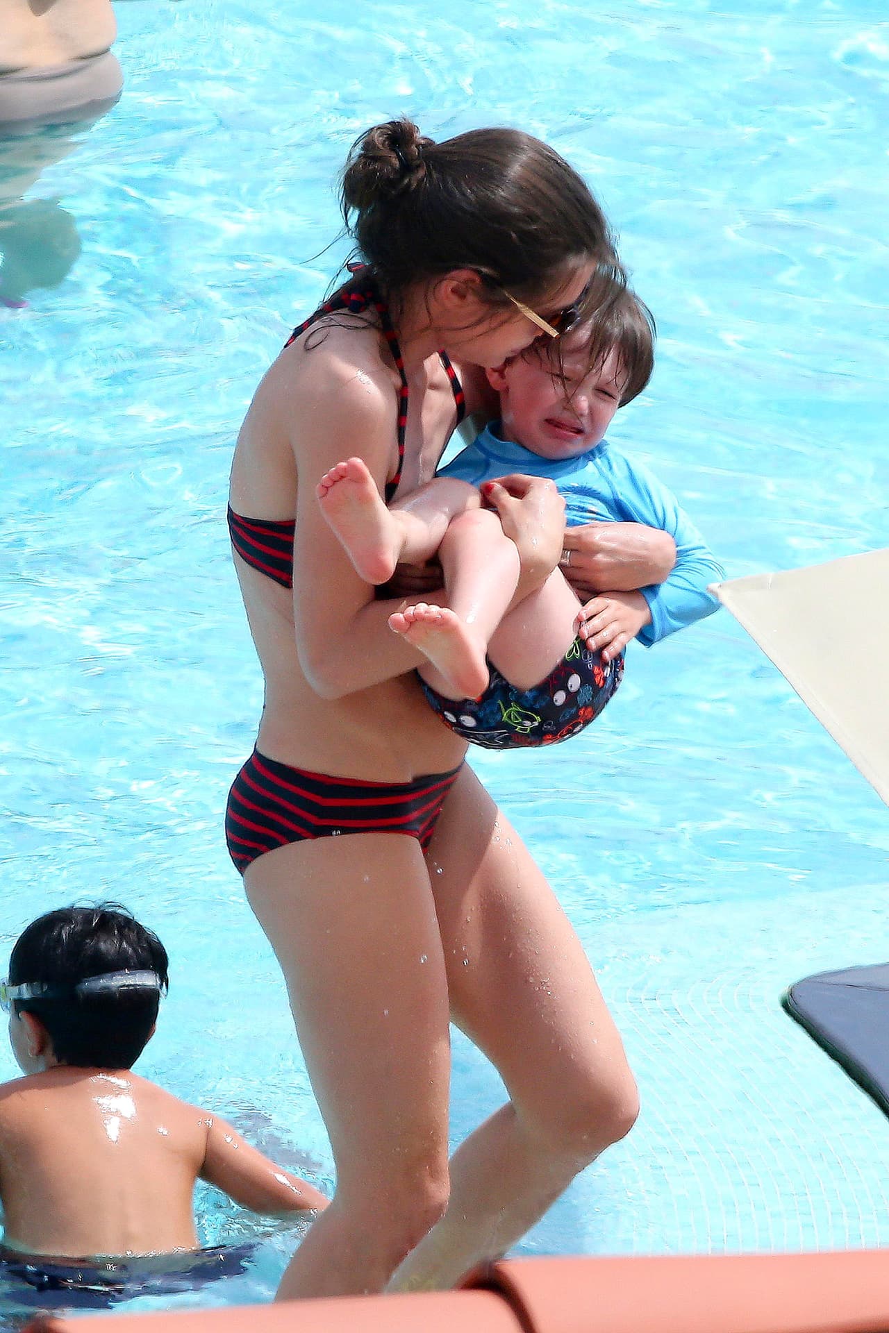 Rápidamente Carlota salió con su hijo en brazos.